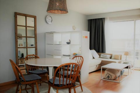 Property building, Kitchen or kitchenette, Living room, Seating area, Dining area