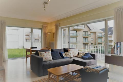 Property building, View (from property/room), Balcony/Terrace, Living room, Seating area