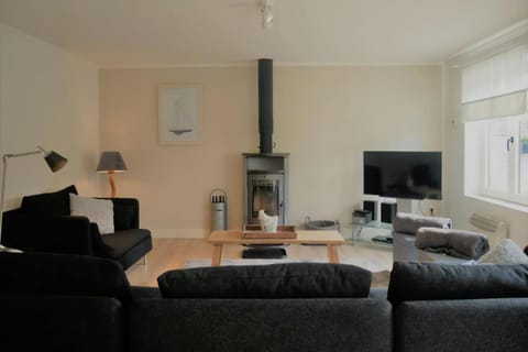 Property building, TV and multimedia, Living room, Seating area