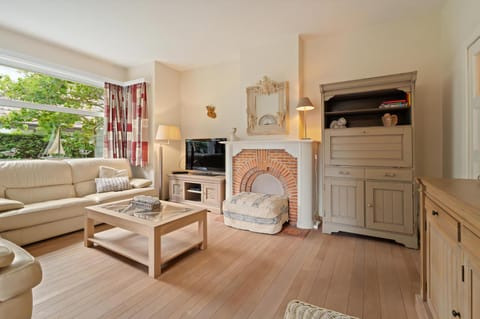 Property building, TV and multimedia, Living room, Seating area