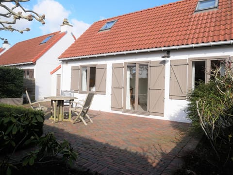 Property building, Patio, Day