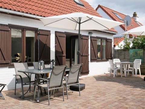Property building, Patio, Day, Balcony/Terrace