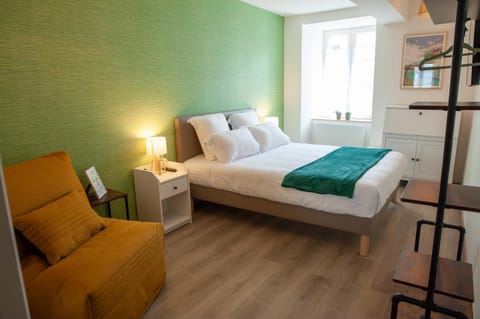 Bed, Photo of the whole room, Seating area, Bedroom, towels, acessibility