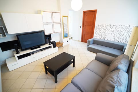 Communal lounge/ TV room, TV and multimedia, Living room, Seating area, Evening entertainment