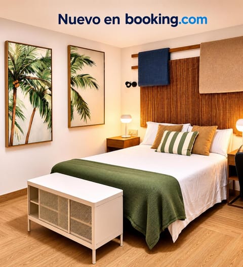 Bed, TV and multimedia, Bedroom