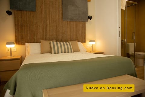 Bed, TV and multimedia, Bedroom