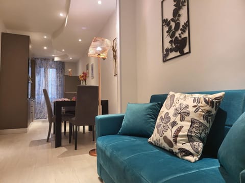 Living room, Seating area, Dining area, locker