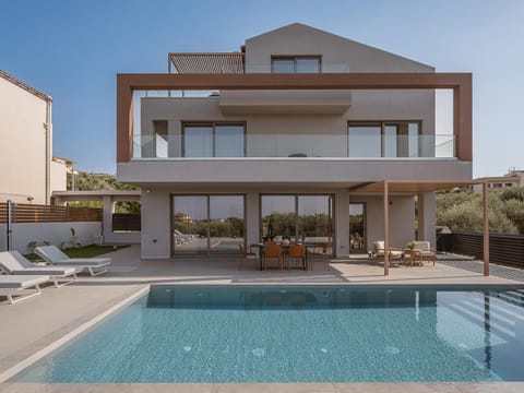 Property building, Patio, Day, Pool view, Swimming pool, Swimming pool, sunbed