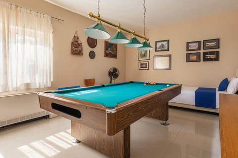 Billiard, Game Room
