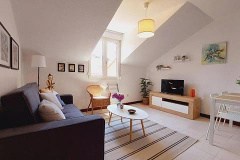 TV and multimedia, Living room, Seating area, Evening entertainment
