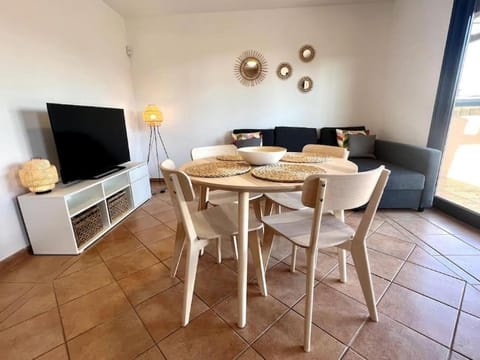 Communal lounge/ TV room, locker, kitchen