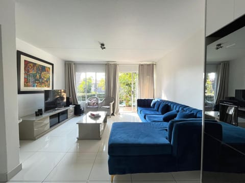 Communal lounge/ TV room, TV and multimedia, Living room, Seating area, Evening entertainment