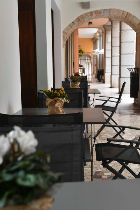 Restaurant/places to eat, Lounge or bar