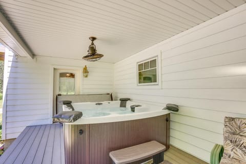 Spacious and Secluded Shook Home with Private Hot Tub! House in Ozark Mountains