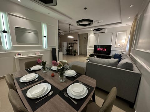 TV and multimedia, Living room, Seating area, Dining area