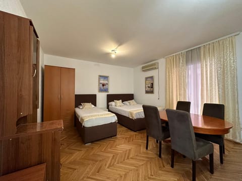 Bed, Living room, Photo of the whole room, Seating area, Bedroom, air conditioner