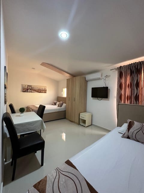 Bed, TV and multimedia, Photo of the whole room, Evening entertainment, Bedroom, air conditioner