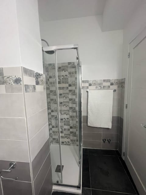 Shower, Bathroom, towels