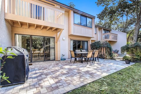 Property building, Patio, Dining area