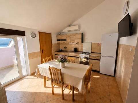 TV and multimedia, Kitchen or kitchenette, Dining area, oven, stove