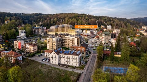 Neighbourhood, Location