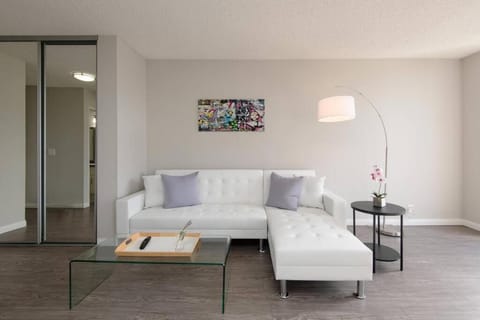 Skyline Palms 1-Bedroom with Roof-Top Pool Apartment in West Hollywood