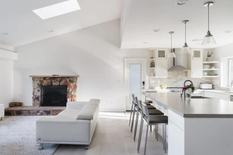 Spacious and Bright 5-Bedroom Oasis Pool and Yard House in La Mesa