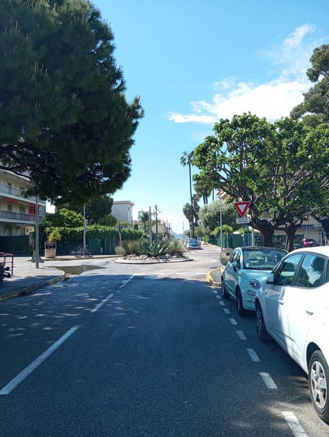 Neighbourhood, Street view, Location