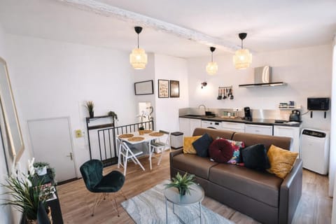 Kitchen or kitchenette, Living room, Dining area, stove