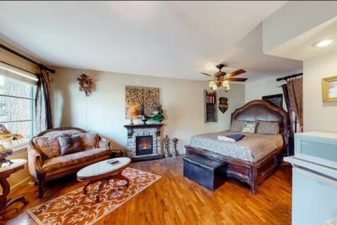 Wolfs Den at Tradewinds - Pool Apartment in Eureka Springs