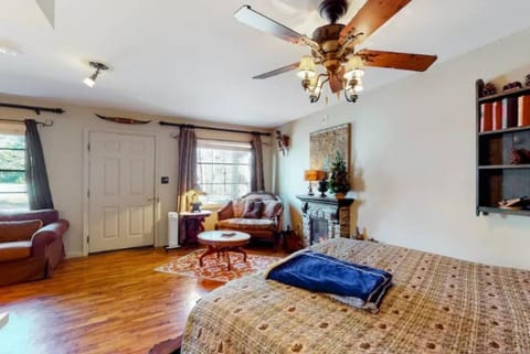 Wolfs Den at Tradewinds - Pool Apartment in Eureka Springs