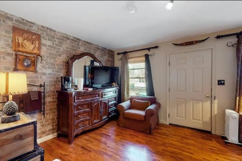 Wolfs Den at Tradewinds - Pool Apartment in Eureka Springs