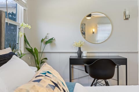 5 Mins Walk To Oldtown Monrovia Cozy 4 Br Home House in Monrovia