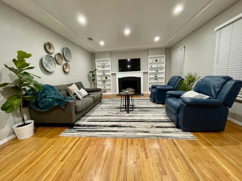 5 Mins Walk To Oldtown Monrovia Cozy 4 Br Home House in Monrovia