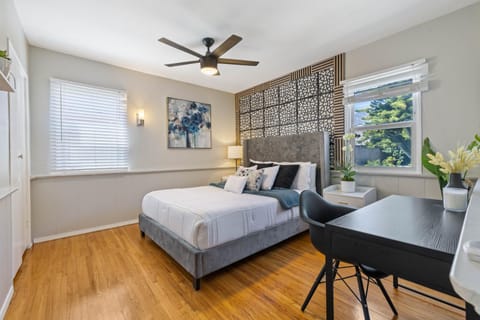 5 Mins Walk To Oldtown Monrovia Cozy 4 Br Home House in Monrovia