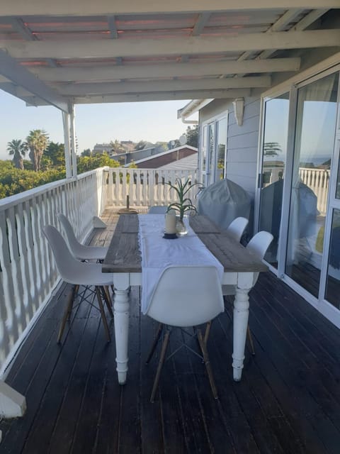 C the Sea 3bedroom house with 2 queen and 2 single beds max 6sleep 2bathroom walk distance to beach in Glentana Outeniqua Strand with free Wi-Fi and sea view Apartment in Western Cape