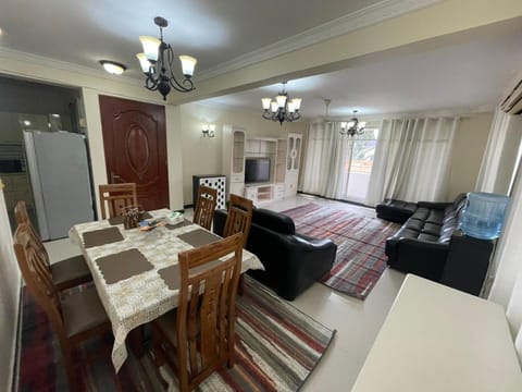 TV and multimedia, Kitchen or kitchenette, Photo of the whole room, Seating area