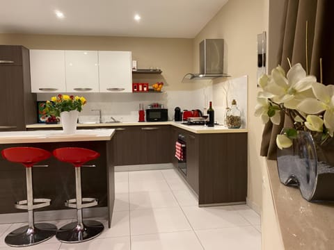 Seating area, minibar, pet friendly, pet friendly, toaster, toaster, kitchen, kitchen