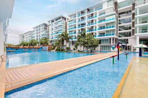 Property building, Day, Pool view, Swimming pool, Swimming pool