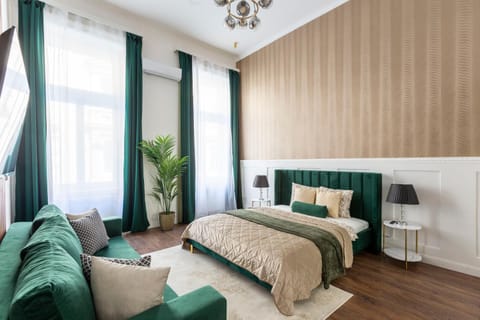 Bed, Living room, Photo of the whole room, Seating area, Bedroom