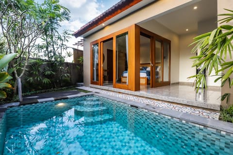 Property building, Patio, Day, Garden, Garden view, Pool view, Swimming pool, sunbed