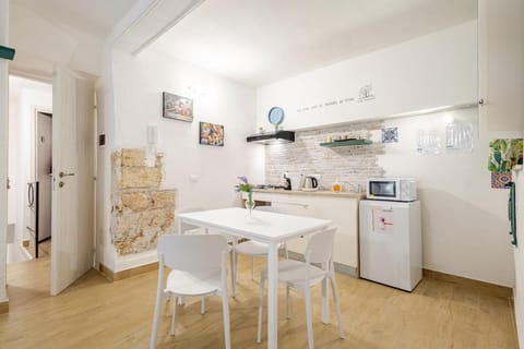 Coffee/tea facilities, Kitchen or kitchenette, Dining area, stove