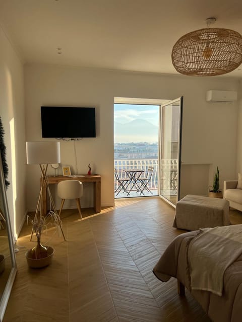 Bed, TV and multimedia, View (from property/room), Balcony/Terrace, Photo of the whole room, Bedroom