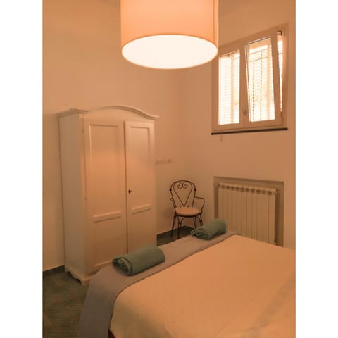 Bed, Bedroom, microwave