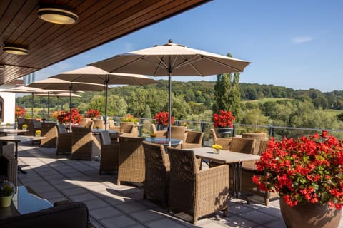 Property building, Restaurant/places to eat, View (from property/room), Balcony/Terrace, Food, Garden view, Mountain view