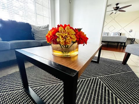 Cozy 3 Bedrooms Town home in Chandler with community pool House in Gilbert