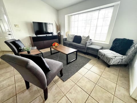 Cozy 3 Bedrooms Town home in Chandler with community pool House in Gilbert