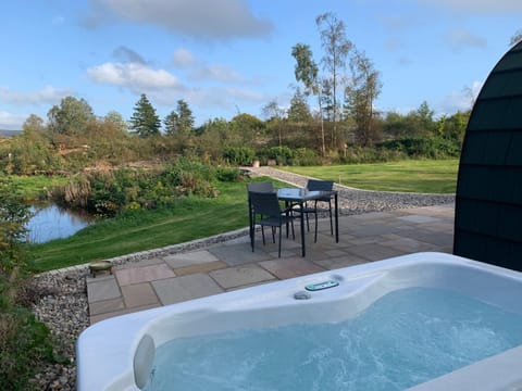 Property building, Patio, Natural landscape, Garden, Hot Tub, Garden view
