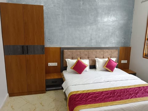 Bedroom, wardrobe