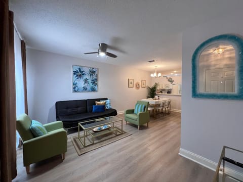 Kitchen or kitchenette, Living room, Seating area, Dining area